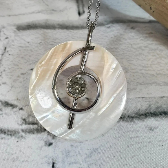 Delicate Mother of Pearl Shell Round Music Note with Cubic Zirconia Jeweled - Picture 3 of 12